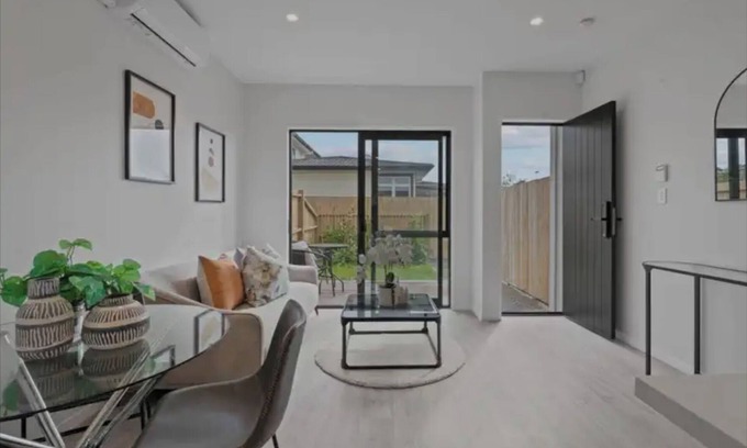 Orewa House | Cosy Modern House in Orewa near the beach, cafes and restaurants