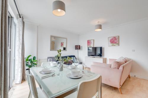 East Acton Apartment | Cosy One bedroom flat opposite station