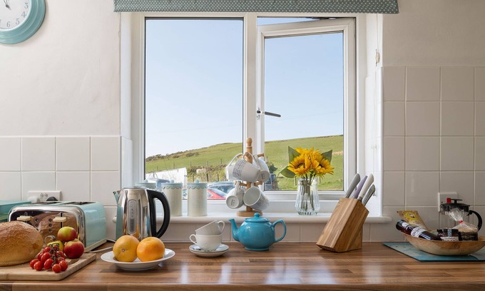 Llithfaen Cottage | Cosy Romantic Pet-Free Cottage, Llŷn Peninsula 5 Mins to Coast Path Lovely Views