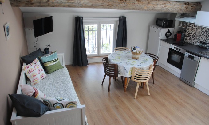 Malaucene Apartment | Cosy second-floor apartment