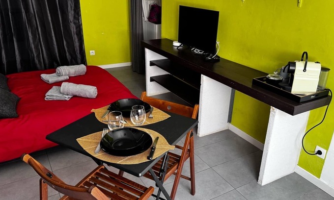 Pignan Apartment | Cosy studio in Pignan in the heart of the medieval village