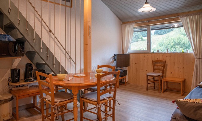 Allevard Apartment | Cosy Studio Mezzanine Apartment with Mountain View and Balcony