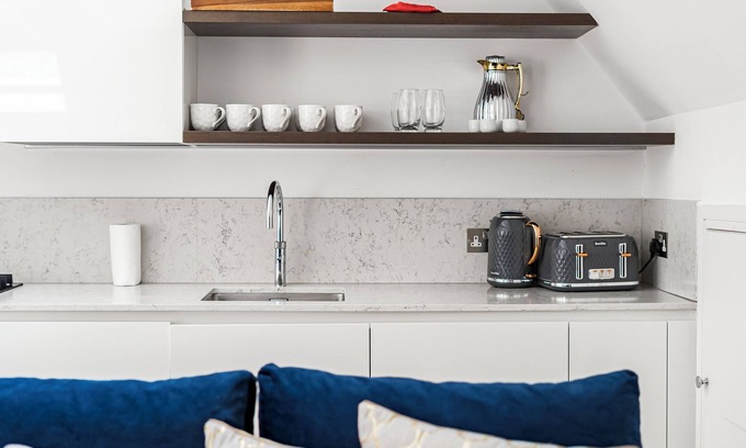 Walpole Apartment | COSY STUNNING PENTHOUSE APARTMENT IN WEST LONDON, 5 MINUTES TO EALING BROADWAY