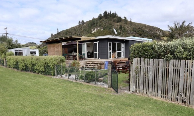 Pataua House | Cosy three-bedroom bach - 20-second walk from the beach - kayaks, mooring