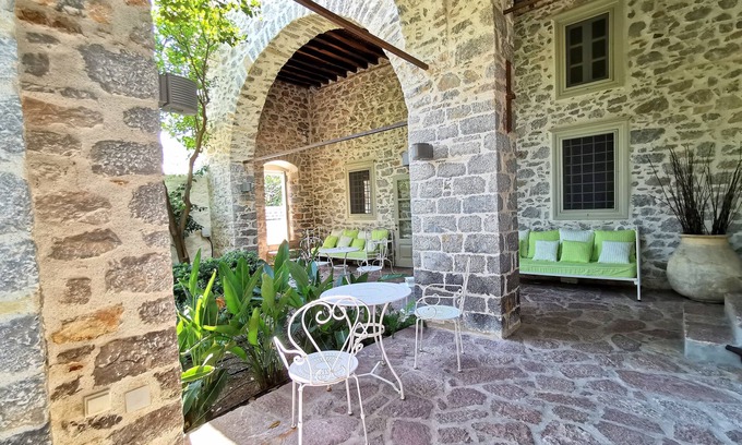 idhra Hotel | Cotommatae Hydra 1810