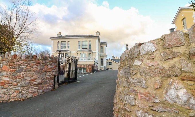 Torquay City Centre House | Cottage 1 Newcourt