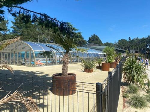 Jullouville-les-Pins Apartment | Cottage avec piscine à 300m de la plage