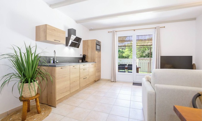 Eyguieres Apartment | Cottage 'Domaine De Meyrol - Gite 1' with Mountain View, Wi-Fi and Air Conditioning