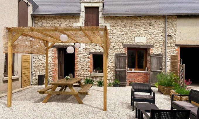Oisly Cottage | Cottage in Oisly near Loire Castles with Parking and Pets Welcome