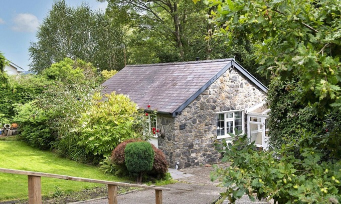 Rowen Cottage | Cottage in Rowen by River & Pet-Friendly Trails