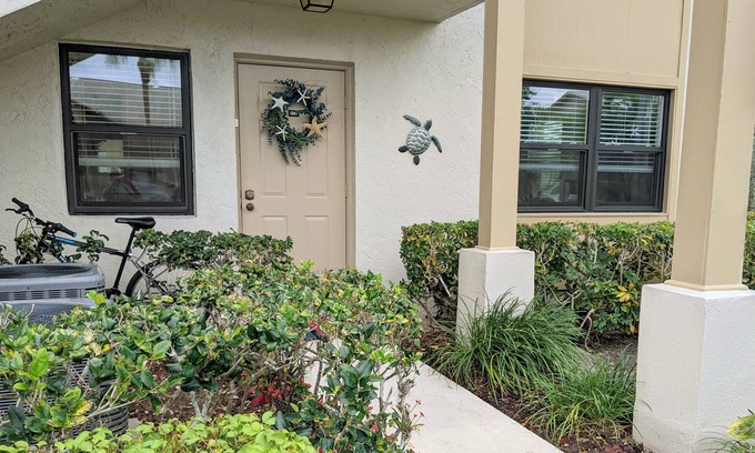 Stuart Condo | “Cottage-Like” 2 Beds/2 Bath Condo Close To Beaches & The Heart Of ‘Old Stuart'