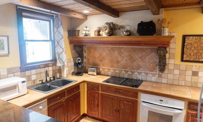 Summerville Historic District Cottage | Cottage Located at Gorgeous 1889 Victorian Bed and Breakfast near Charleston