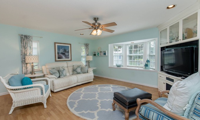 Sebastian Highlands House | πΉπ Cottage Paradise! 2BR/2BA, Pets Welcome, TV, Wi-Fi