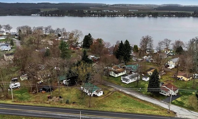 Castile House | Cottage Retreat On Silver Lake