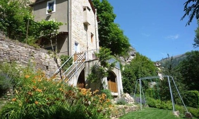 Saint-Chely-du-Tarn Cottage | Cottage with garden and terrace by the river near Sainte Enimie