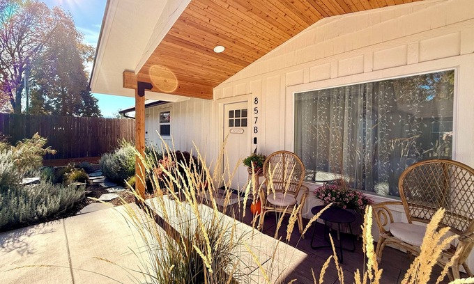 Grants Pass House | Cottage with gated driveway near downtown & river