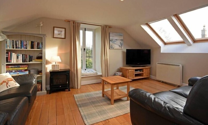 Chathill Cottage | COTTAR'S BARN, pet friendly, country holiday cottage in Embleton