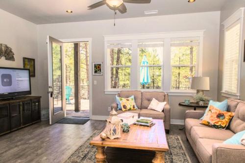 Flagstaff House | Cottons Cabin Forest Views Near Downtown Backyard with Firepit Grill Family-Friendly