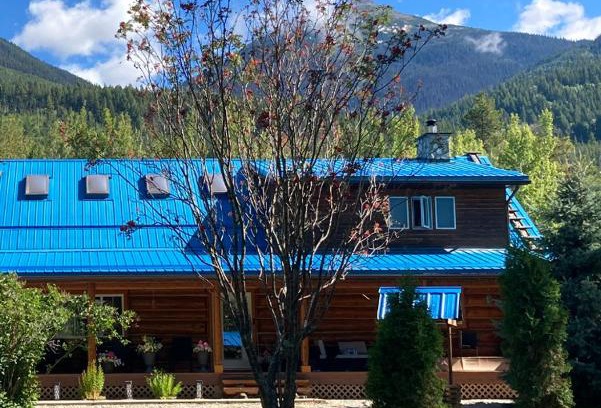 Valemount Ski Chalet | Cougar Mountain Lodge and Resort Cabin Rentals