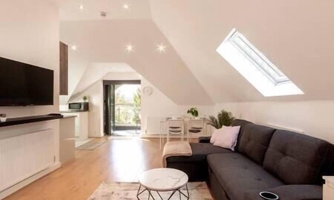 Coulsdon West Apartment | Coulsdon - Entire Studio, Covered Balcony - Walk to Station