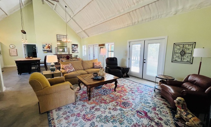 De Leon House | Country Chic Escape - relax and enjoy a new barndominium.