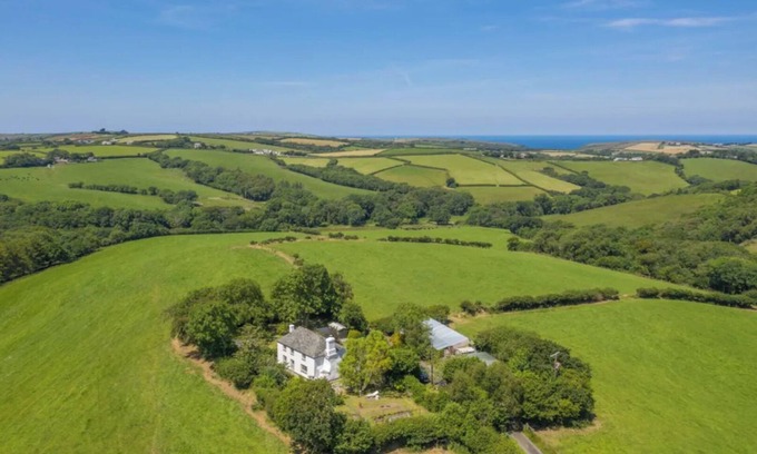 Widemouth Bay Cottage | Country Cottage with Hot tub - perfect Cornish escape