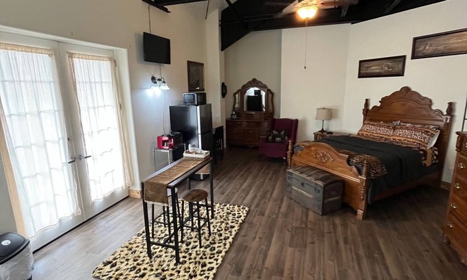 Denton Apartment | Country, Cows & Fishing Lake Studio- 2nd floor