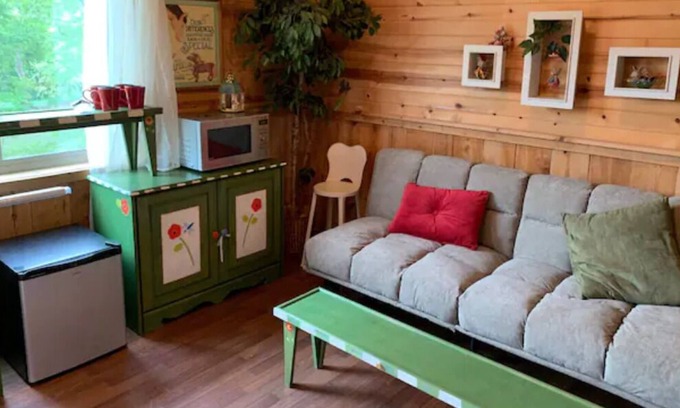 Steelville House | Country Cuteness is a suite with Meramec river access to swim, fish or float.