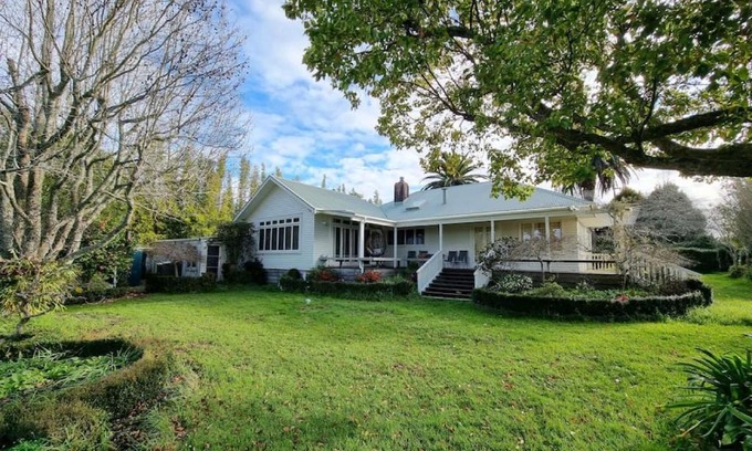 Taupaki House | Country Garden Oasis with Parking and Wi-Fi