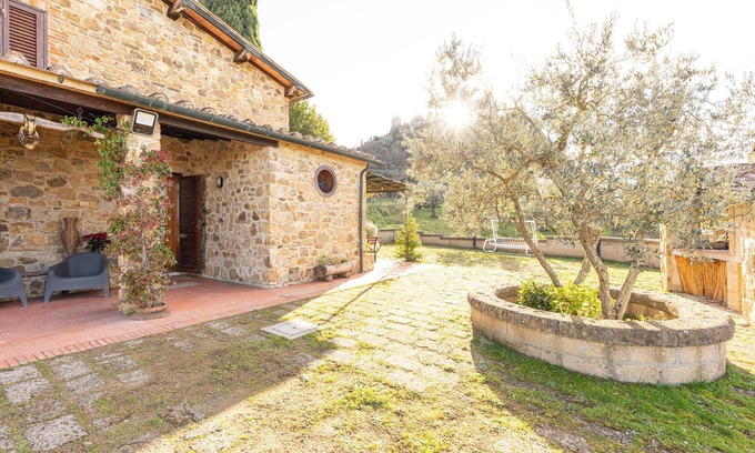 Castiglione d'Orcia House | Country House 'Il Gugnolo - Casale In Val D'Orcia' with Private Terrace, Private Garden and Wi-Fi
