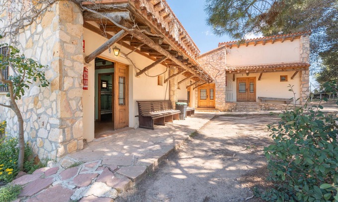 Sinarcas Cabin | Country House 'Cabañas Rusticas 1' with Mountain View, Shared Pool and Wi-Fi
