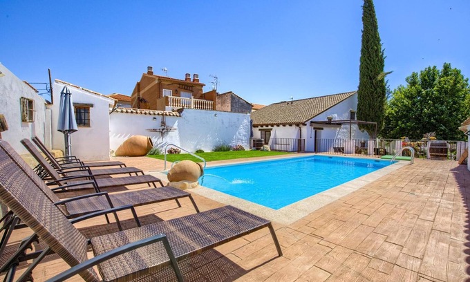 Mentrida House | Country House 'La Casa De La Abuela' with Private Pool, Wi-Fi and Air Conditioning