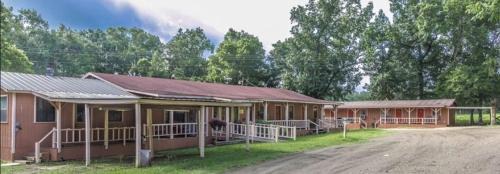 Broaddus Hotel | Country Inn Motel