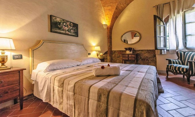 Capannoli Apartment | Country House in Tuscany with Pool and Olive Grove