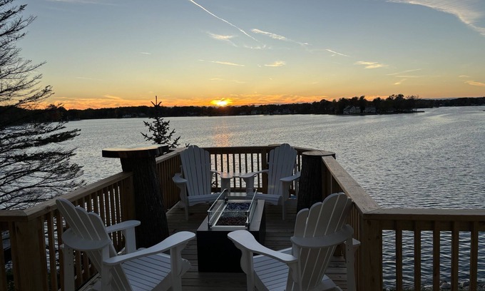 Plainwell House | Country lake get away from sunrise to sunset