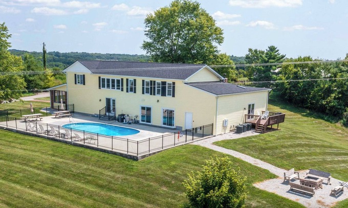 Jonesville House | Country Lodge for 18, With Pool and Pond, Near Ark