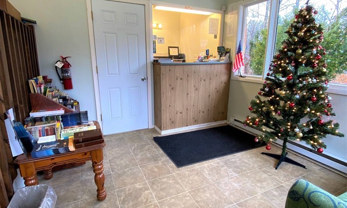 White Haven Hotel | Country Place Inn And Suites