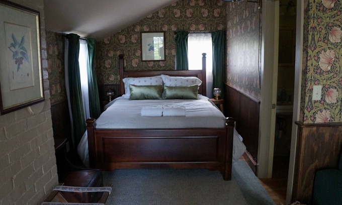 Montpelier Cottage | Countryside Cottage with Private Deck