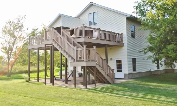 Alexandria House | Countryside Knotty Pine n1King,2Queen,2bunk bedsnLarge Yard + a deck with a View