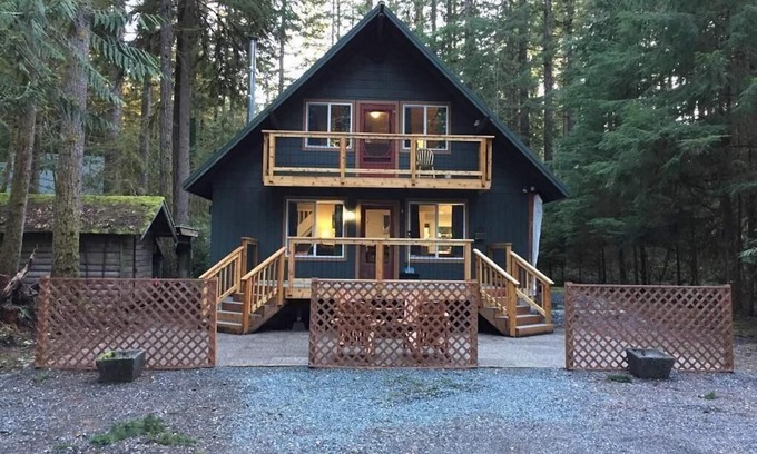 Glacier House | County Style Cabin with Hot Tub and Pets OK