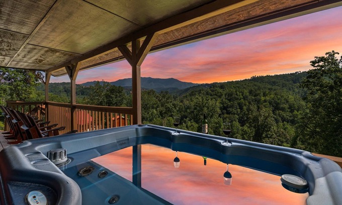 Gatlinburg - Pigeon Forge Cabin | Couples Getaway-2 King Beds-SL 4-9 Mins to D'wood- Many Bear Visits-Clean Cabin