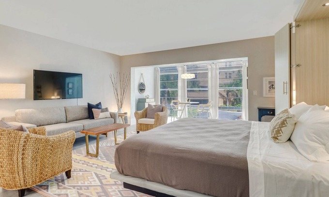 Vanderbilt Beach Condo | Couples Hideaway | Close to Everything | Short Walk to Beach