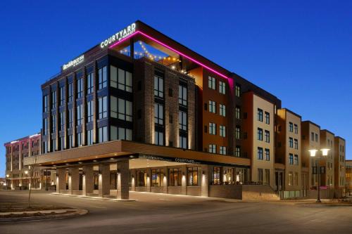 Waukesha Hotel | Courtyard by Marriott Milwaukee Brookfield at Poplar Creek