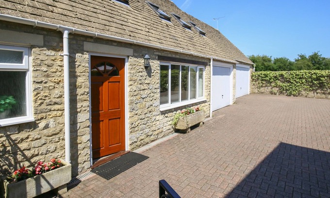 Bibury Cottage | COURTYARD COTTAGE, family friendly, with a garden in Bibury