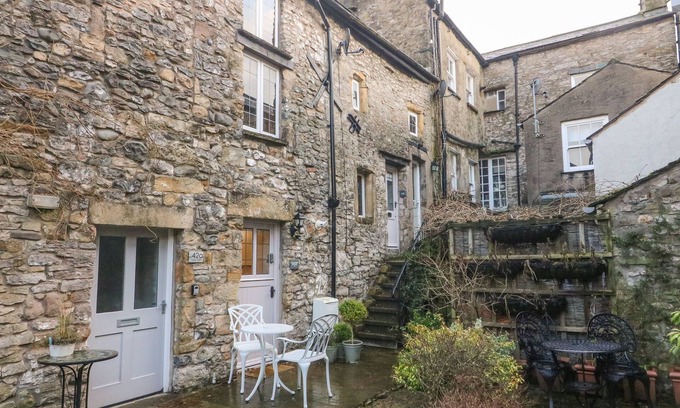 Kirkby Lonsdale Cottage | COURTYARD COTTAGE, pet friendly in Kirkby Lonsdale