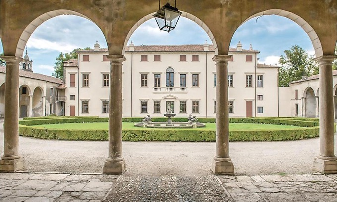 Castelgomberto Apartment | Courtyard