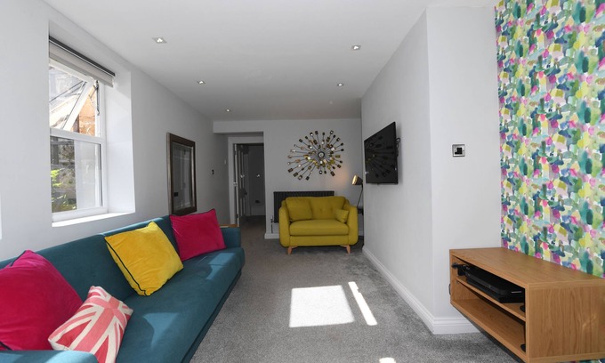Harrogate Apartment | Courtyard Mews - 2 En-suite Super-king Bedrooms - Courtyard Garden - Harrogate