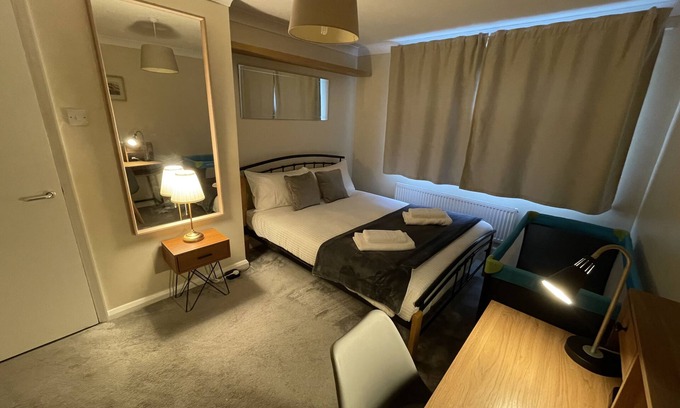 Norwood Green Apartment | Cousy West London flat with King size bed and parking