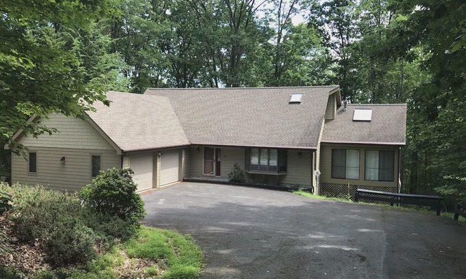 Lakeville House | Cove Point - Amazing Game Room - Pet Friendy Wallenpaupack access - Sleeps 14