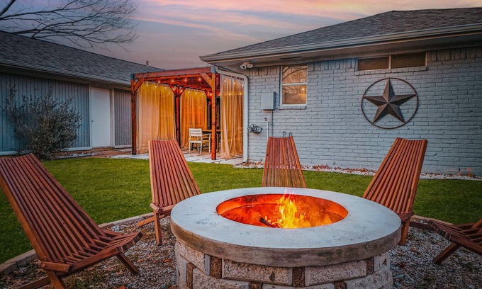 Southwest Carrollton House | Cowboy pool, BBQ, pool table, firepit, fiber internet, WFH